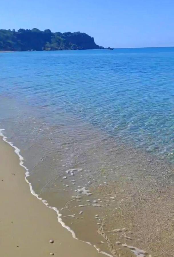 Tetraktys Estate Beachside Υδωρ Ágios Matthaíos Bagian luar foto