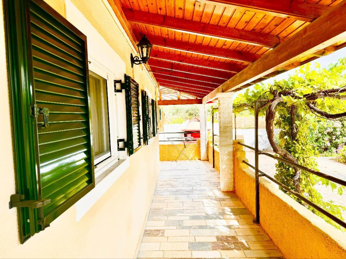 Tetraktys Estate Beachside Υδωρ Ágios Matthaíos Bagian luar foto